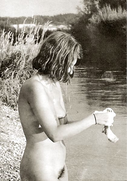 Nudisti naturisti pubblico all'aperto flash - bianco e nero 2
 #9925850