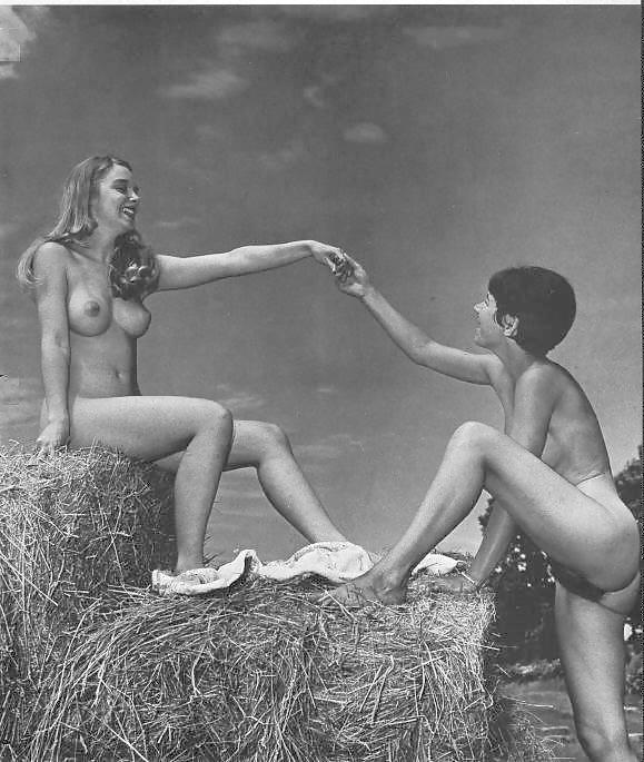 Nudistas naturistas flash público al aire libre - blanco y negro 2
 #9925911