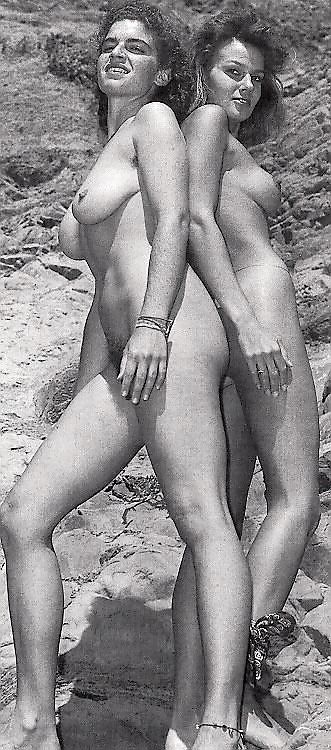 Nudistas naturistas flash público al aire libre - blanco y negro 2
 #9926079