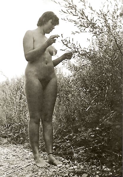Nudisti naturisti pubblico all'aperto flash - bianco e nero 2
 #9926094