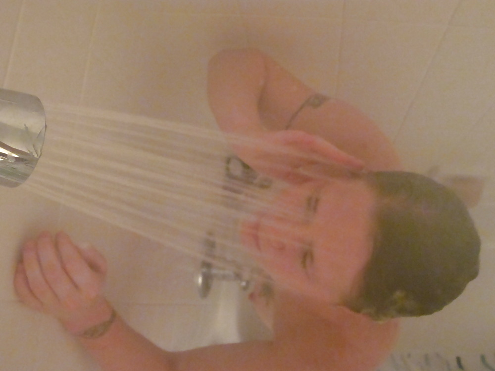 Mi intrufolo nel giovane che si lava la figa sotto la doccia
 #2456909