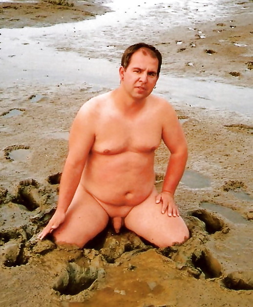 Hombres desnudos en la orilla del agua 3.
 #17096454