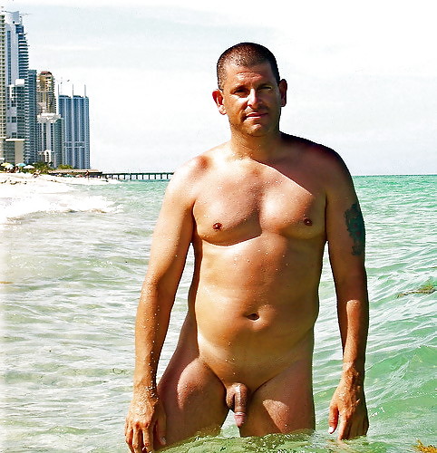 Hombres desnudos en la orilla del agua 3.
 #17096460