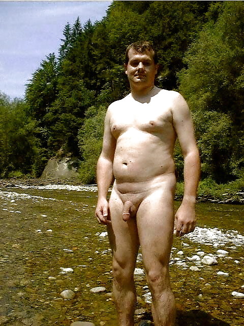 Hombres desnudos en la orilla del agua 3.
 #17096481