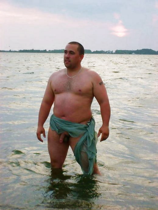 Hombres desnudos en la orilla del agua 3.
 #17096510