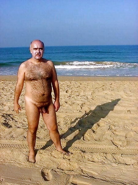 Uomini nudi in riva al mare 3.
 #17096523
