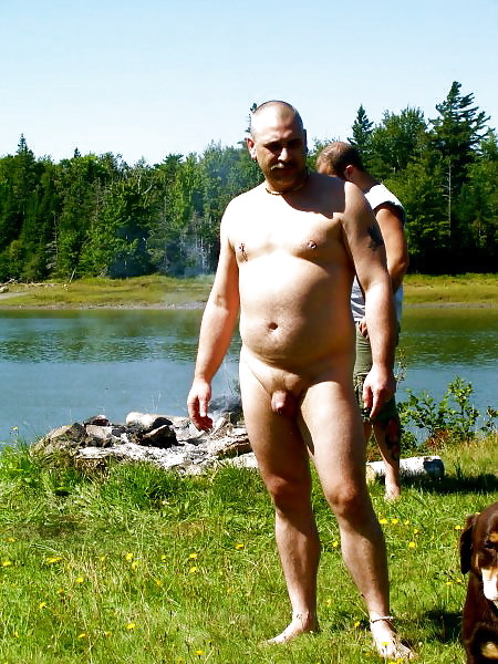 Hombres desnudos en la orilla del agua 3.
 #17096551