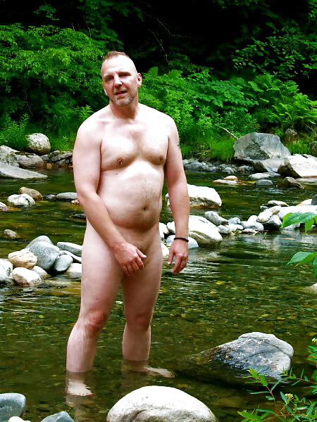 Hombres desnudos en la orilla del agua 3.
 #17096566