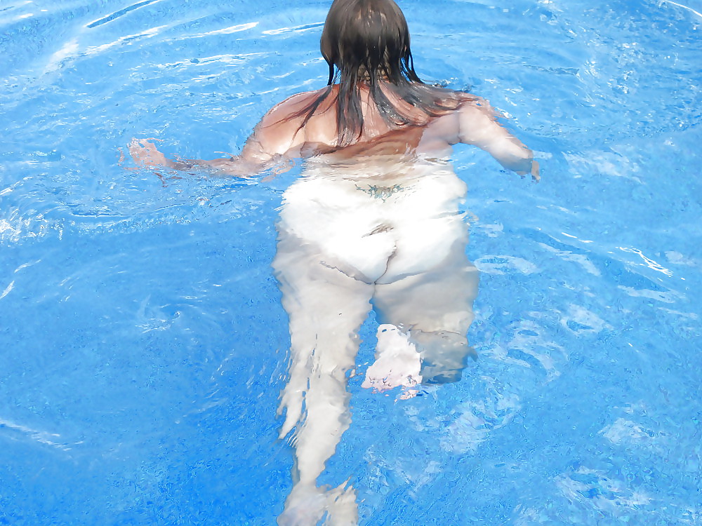 La mia amica Lucy che si gode un tuffo in piscina
 #4358539