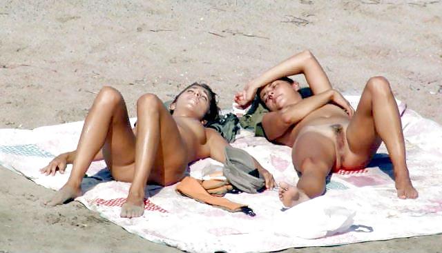 Jóvenes nudistas en la playa
 #433239