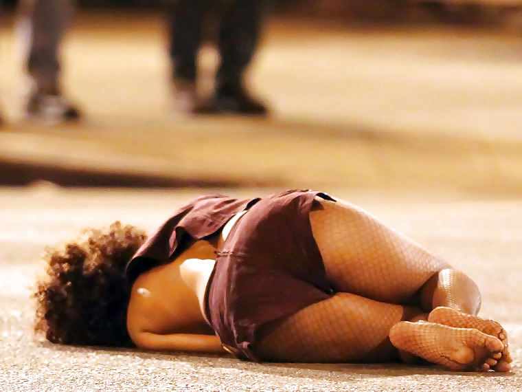 Halle Berry topless filming a scene for a movie #4025295