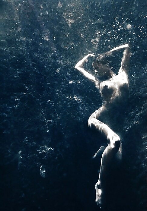 受動的な傲慢さに漂う 
 #16859250