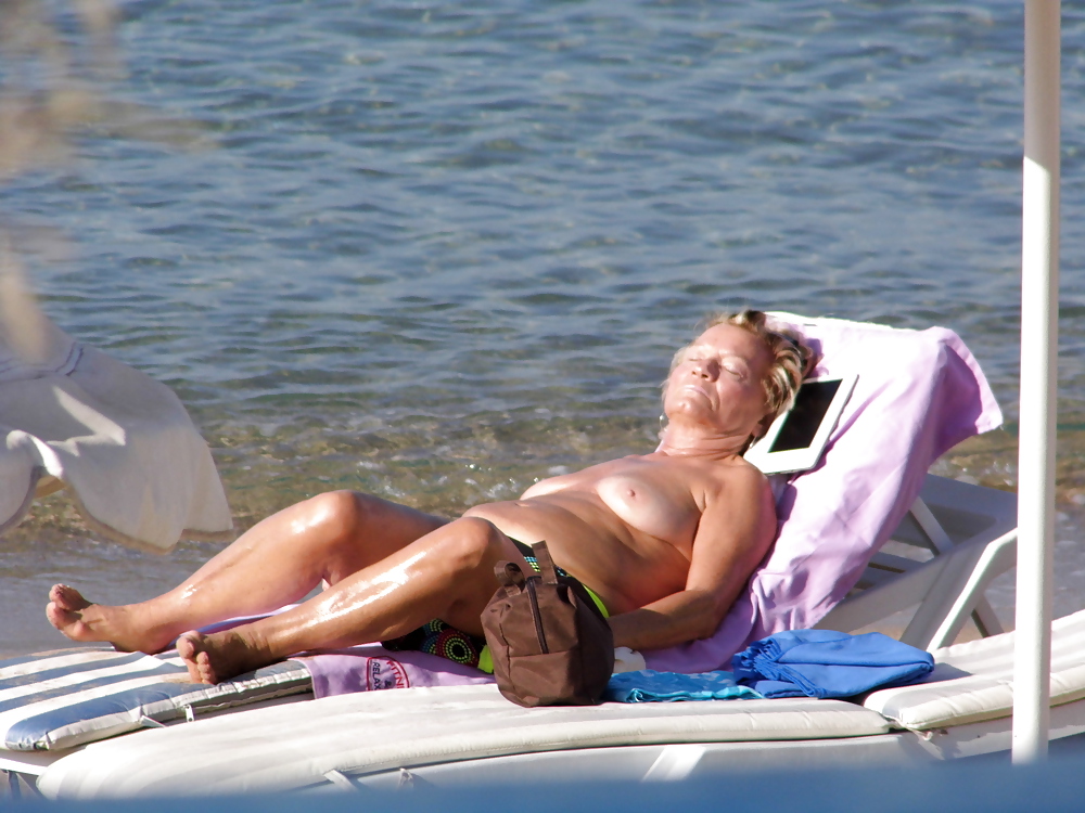 Topless en pefkos, grecia
 #21453455