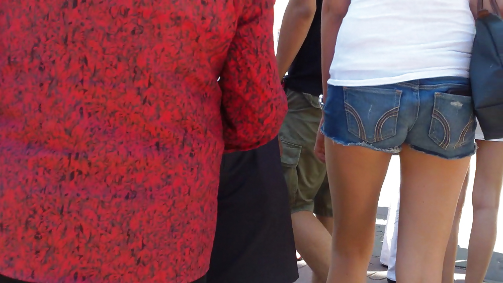 セクシーな夏のショートパンツを履いたティーンのお尻と臀部の盛り合わせ 
 #22783123
