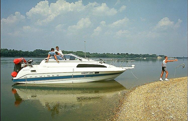 Schöne Brünette Von Drei Jungs Auf Einem Boot Gefickt #7266139