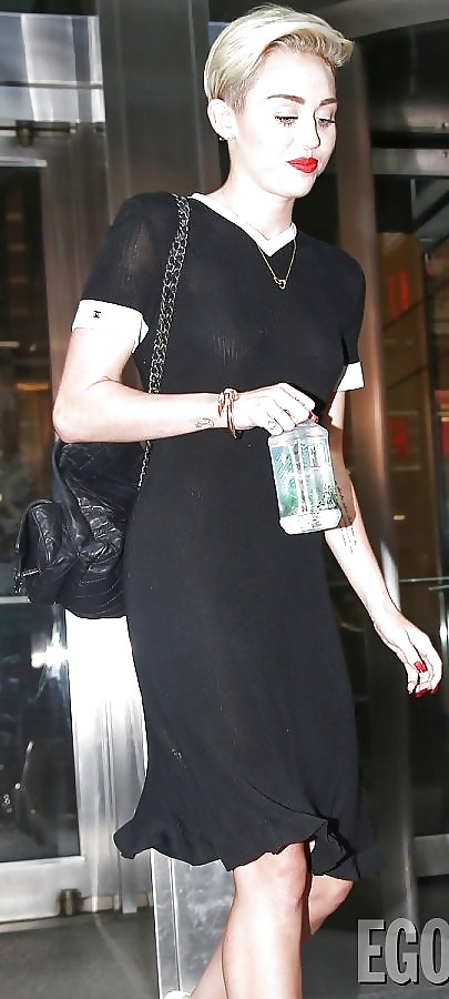 2013年7月にニューヨークで買い物をするセクシーでホットなMiley Cyrusのブラジャーなしの写真
 #18398164
