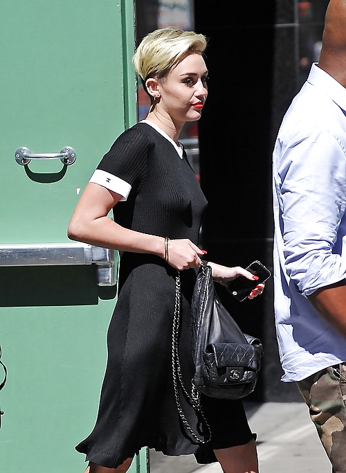 2013年7月にニューヨークで買い物をするセクシーでホットなMiley Cyrusのブラジャーなしの写真
 #18398173