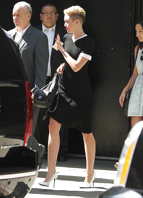 2013年7月にニューヨークで買い物をするセクシーでホットなMiley Cyrusのブラジャーなしの写真
 #18398178