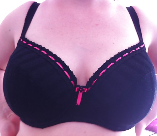 Woman their sell bra on the net  #8961731