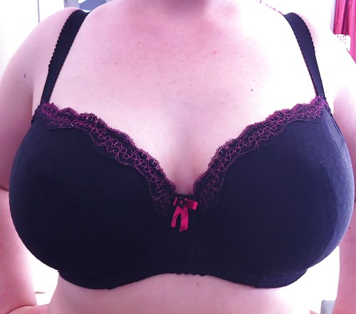 Woman their sell bra on the net  #8961761