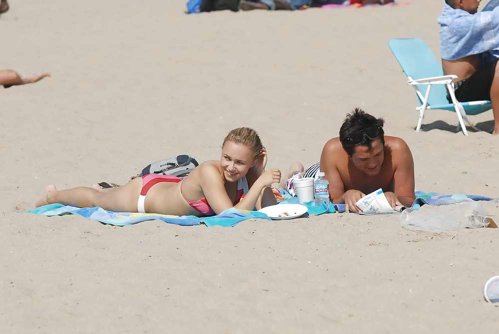 Hayden Panettiere In Einem Sehr Engen Roten Stripped Bikini #2588728