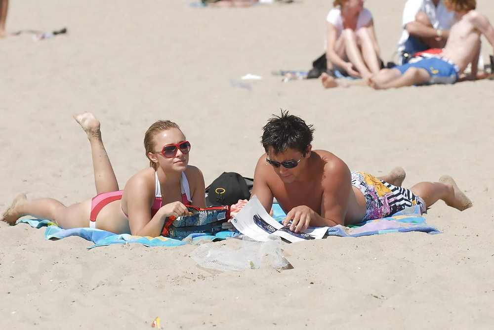 Hayden Panettiere In Einem Sehr Engen Roten Stripped Bikini #2588733