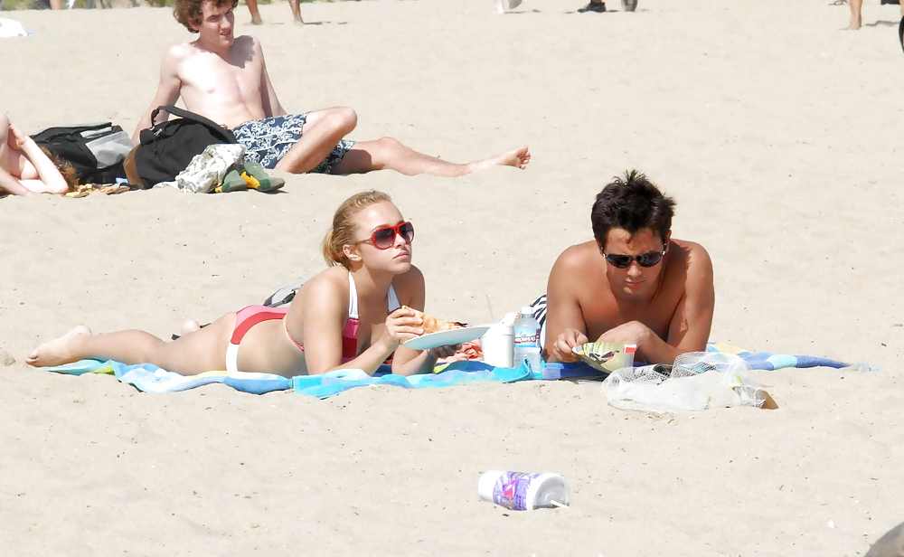 Hayden Panettiere In Einem Sehr Engen Roten Stripped Bikini #2588738