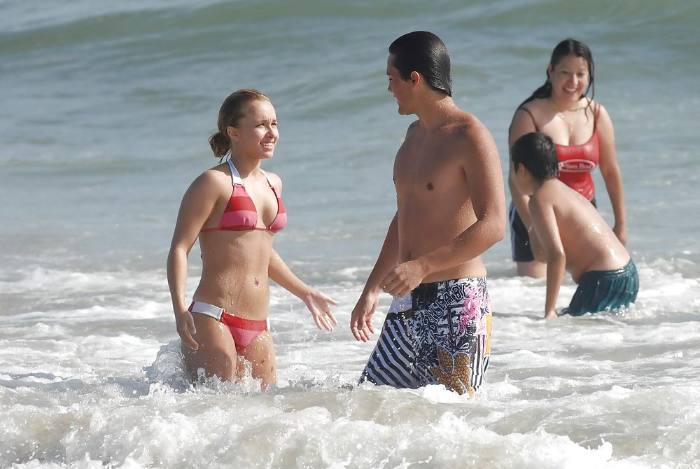 Hayden Panettiere In Einem Sehr Engen Roten Stripped Bikini #2588757