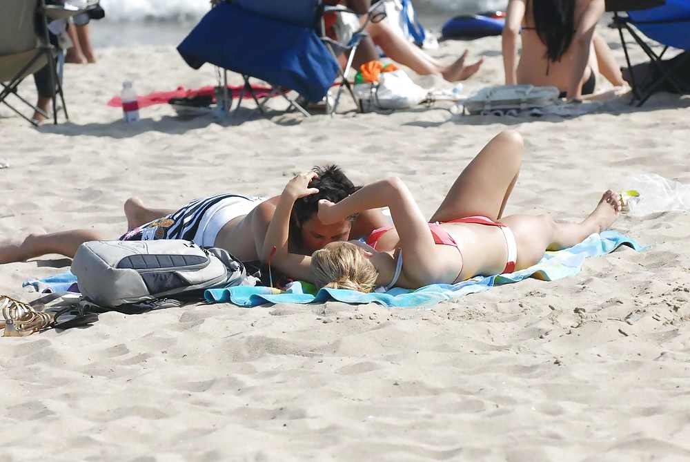 Hayden Panettiere In Einem Sehr Engen Roten Stripped Bikini #2588780