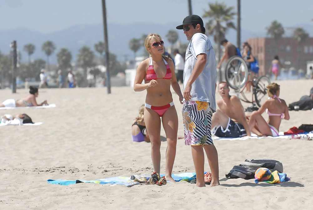 Hayden Panettiere In Einem Sehr Engen Roten Stripped Bikini #2588790