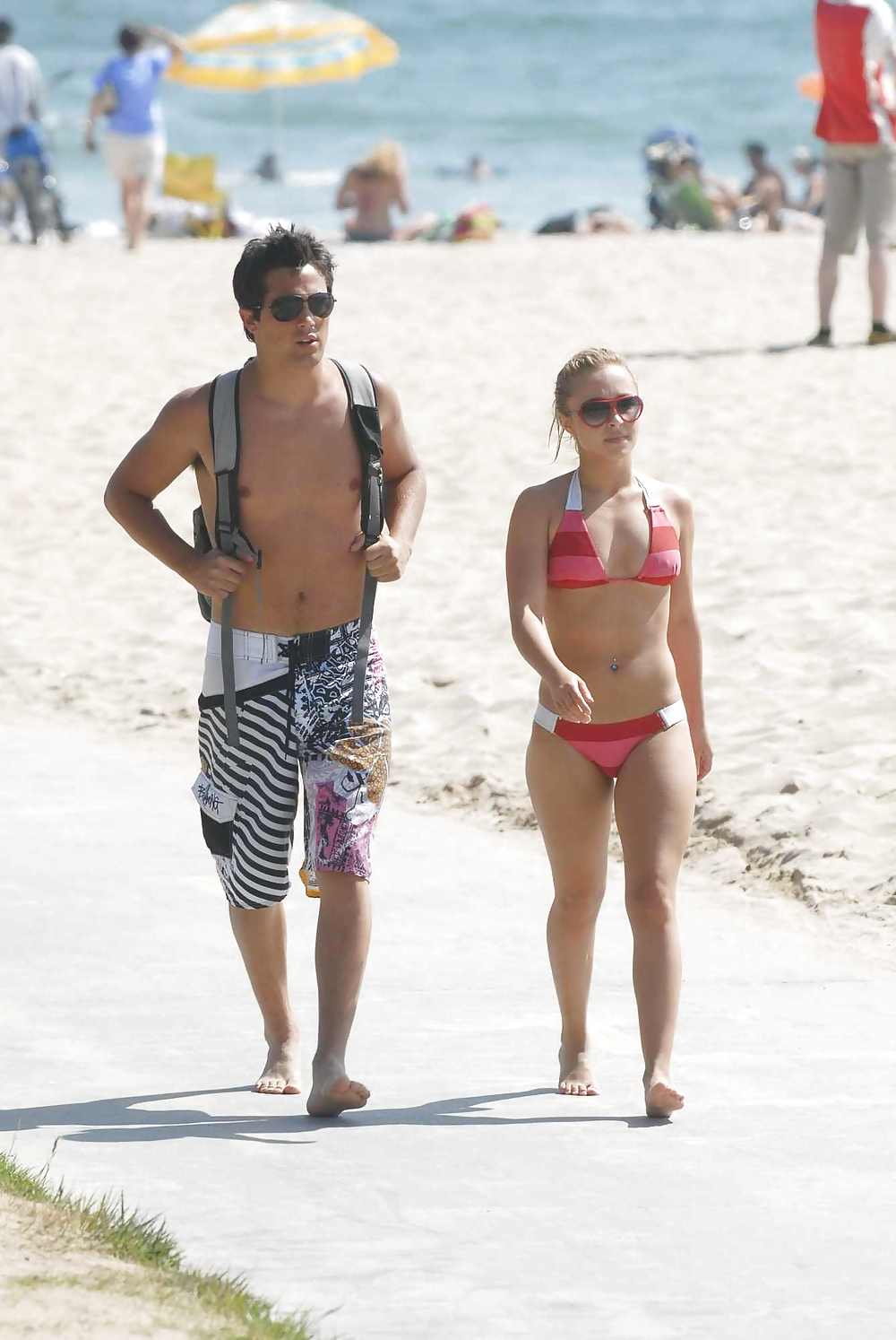 Hayden Panettiere In Einem Sehr Engen Roten Stripped Bikini #2588796