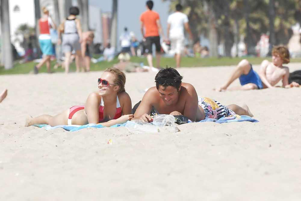Hayden Panettiere In Einem Sehr Engen Roten Stripped Bikini #2588802