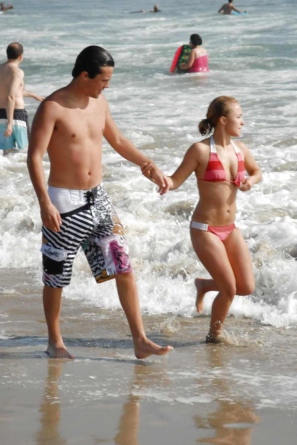Hayden Panettiere In Einem Sehr Engen Roten Stripped Bikini #2588826