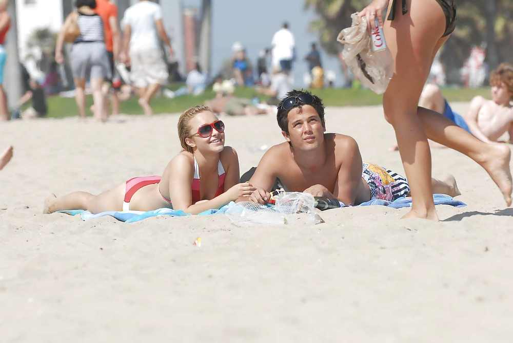Hayden Panettiere In Einem Sehr Engen Roten Stripped Bikini #2588833