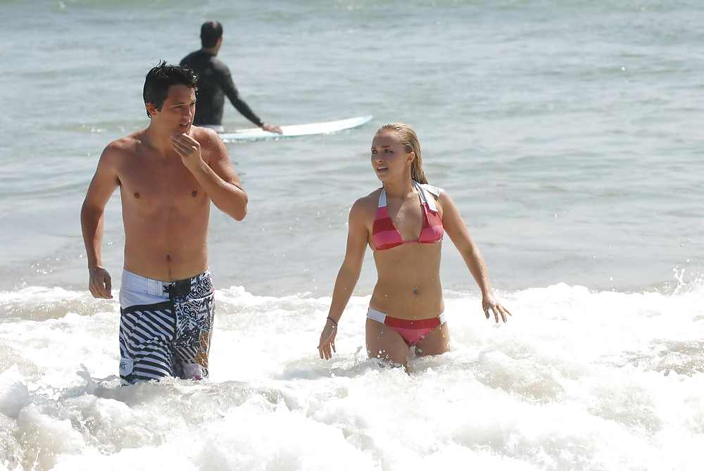 Hayden Panettiere In Einem Sehr Engen Roten Stripped Bikini #2588835