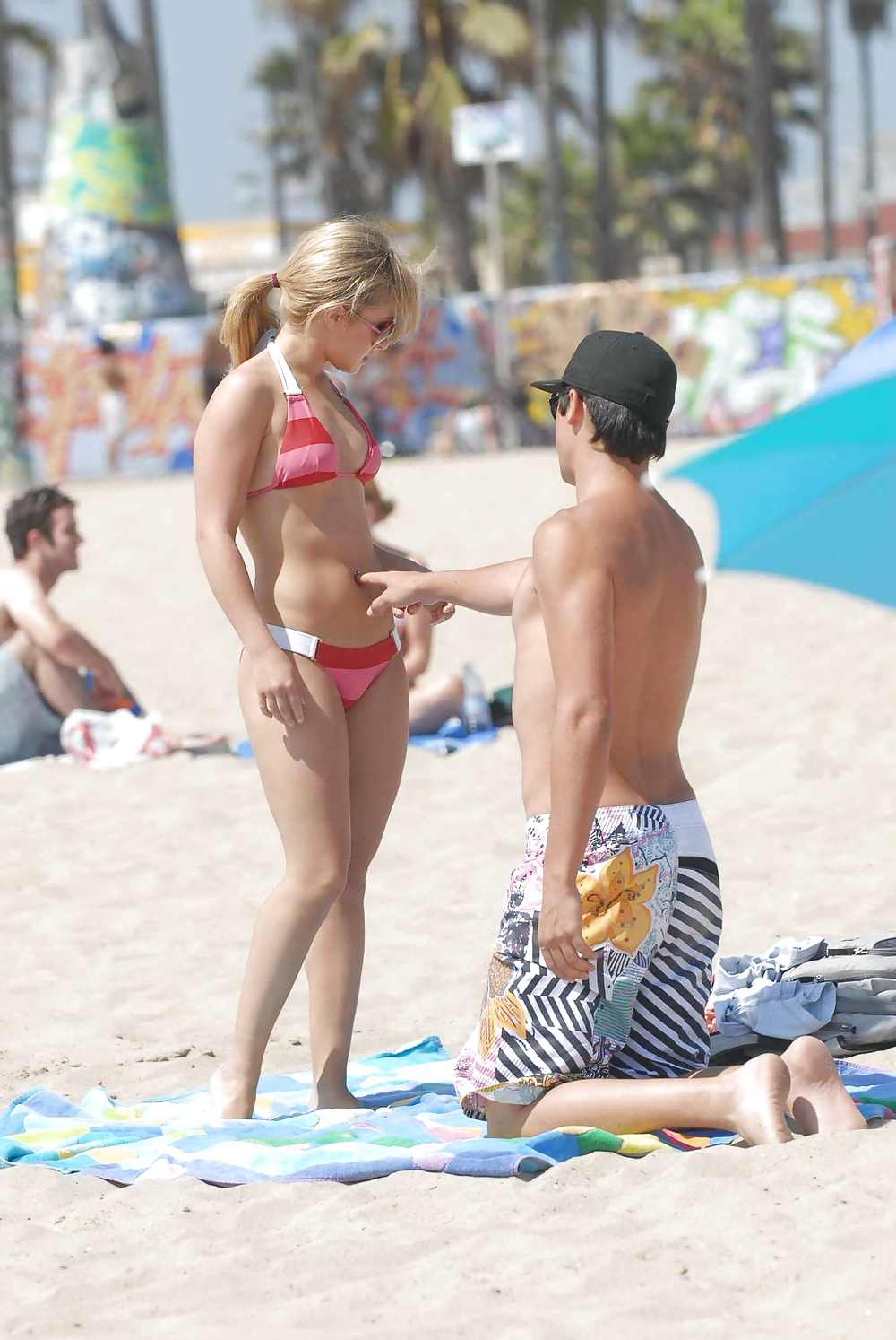 Hayden Panettiere In Einem Sehr Engen Roten Stripped Bikini #2588850
