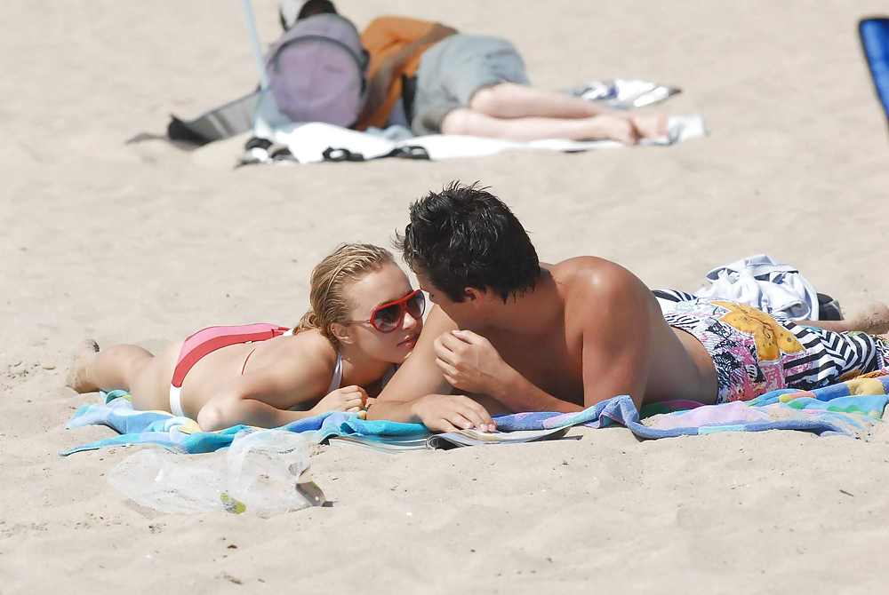 Hayden Panettiere In Einem Sehr Engen Roten Stripped Bikini #2588855