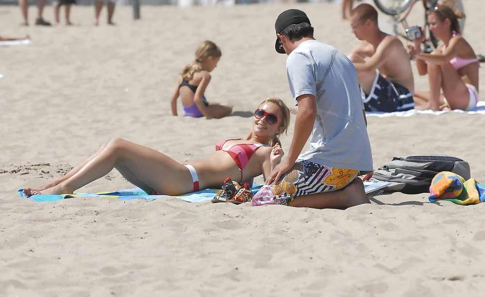 Hayden Panettiere In Einem Sehr Engen Roten Stripped Bikini #2588867