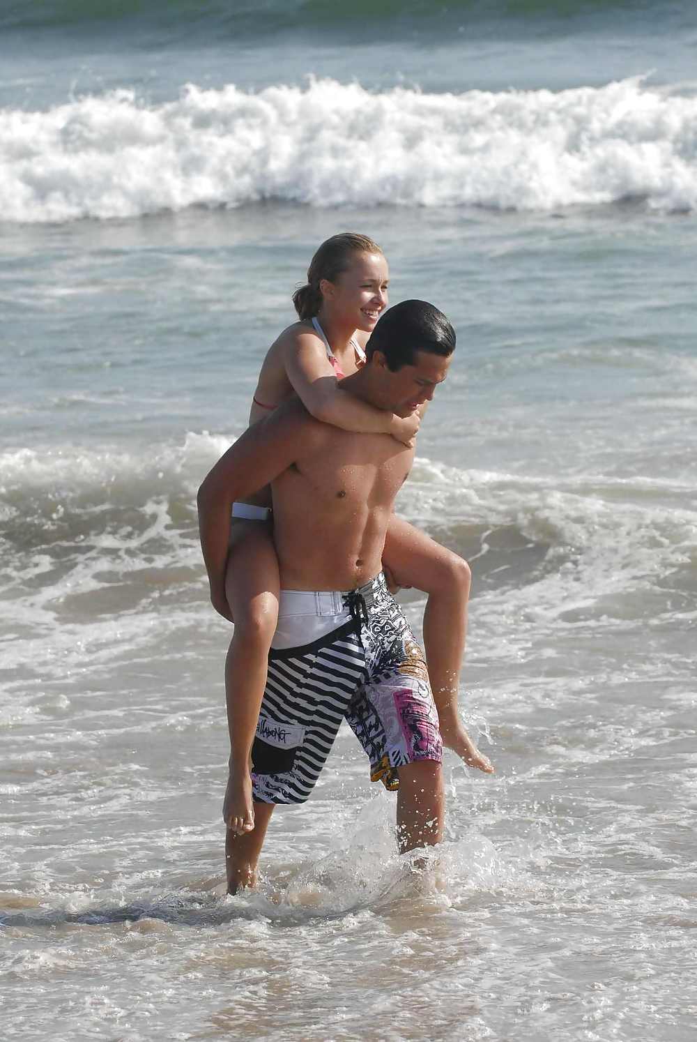 Hayden Panettiere In Einem Sehr Engen Roten Stripped Bikini #2588874