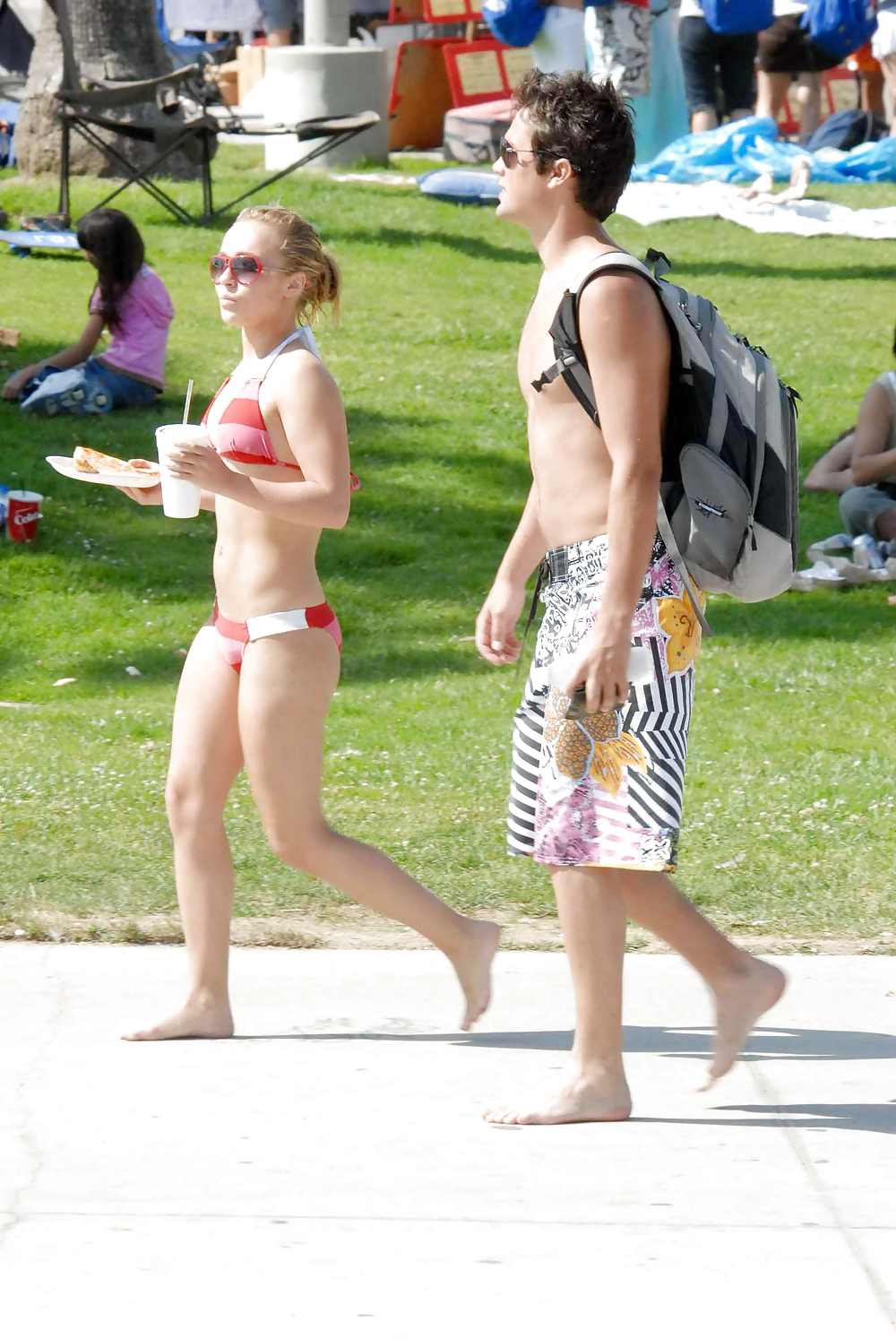 Hayden Panettiere In Einem Sehr Engen Roten Stripped Bikini #2588882