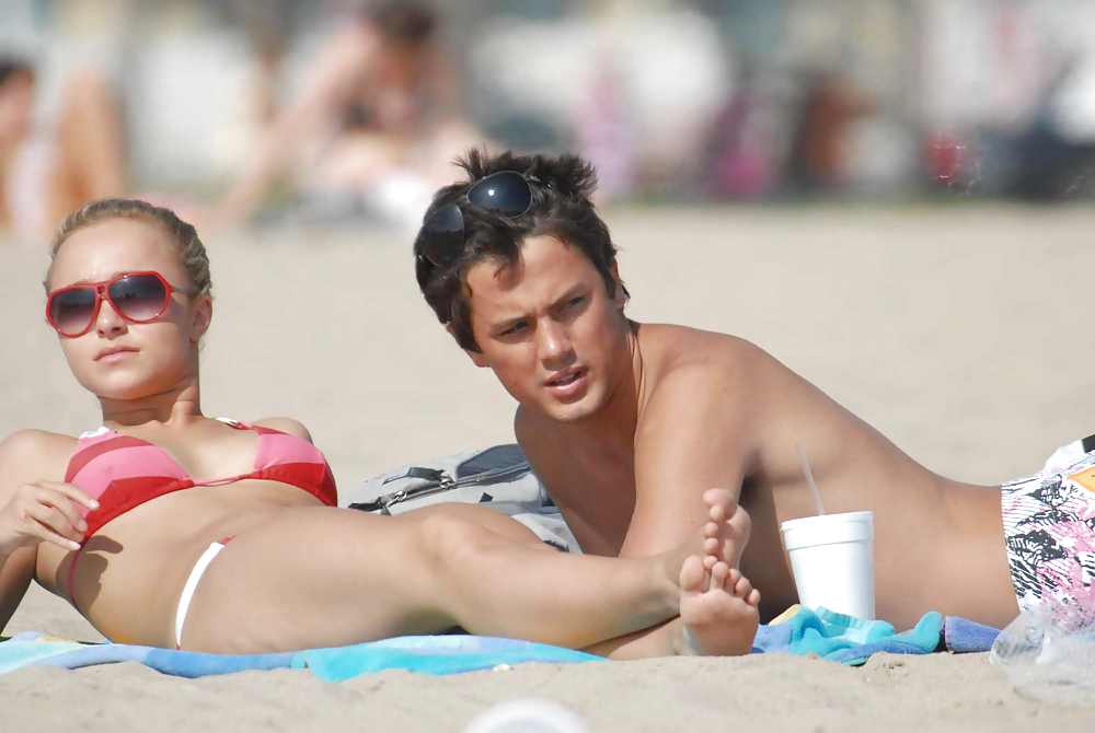Hayden Panettiere In Einem Sehr Engen Roten Stripped Bikini #2588890