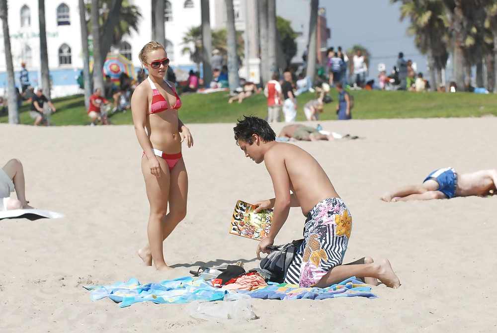 Hayden Panettiere In Einem Sehr Engen Roten Stripped Bikini #2588901
