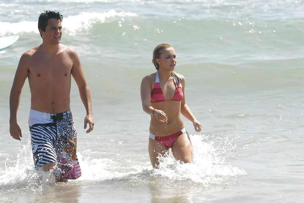 Hayden Panettiere In Einem Sehr Engen Roten Stripped Bikini #2588919