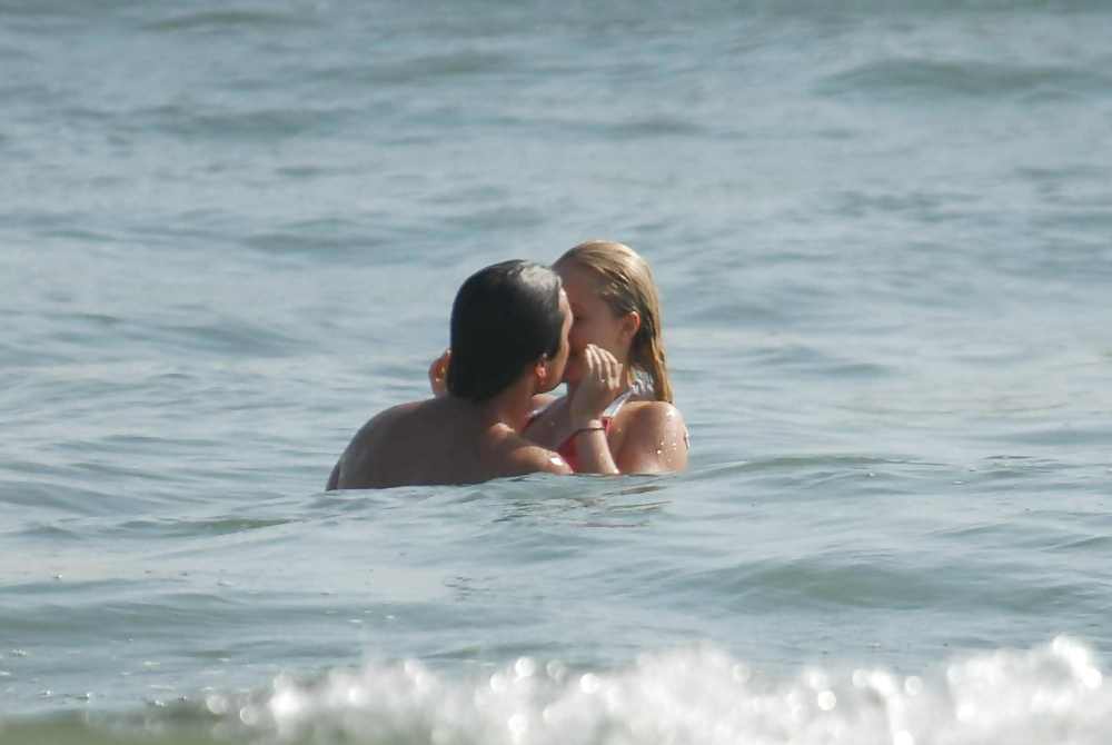 Hayden Panettiere In Einem Sehr Engen Roten Stripped Bikini #2588937