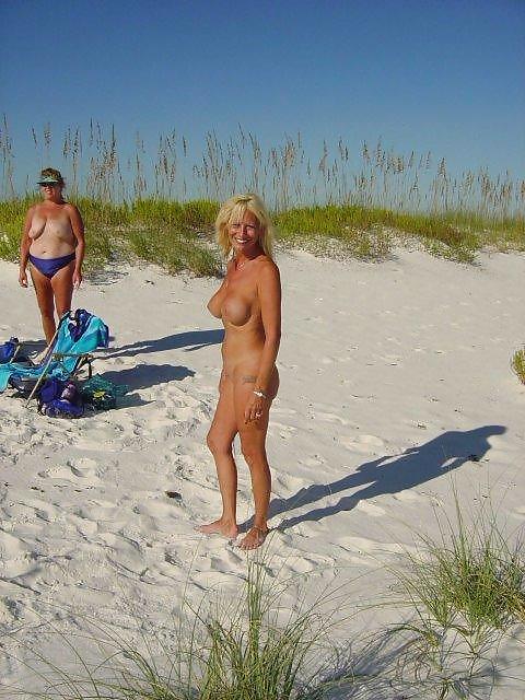 Divertimento nudo sulla spiaggia
 #782908