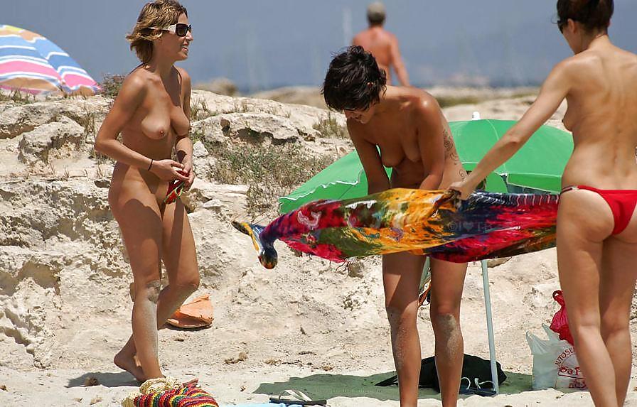 Divertimento nudo sulla spiaggia
 #782996