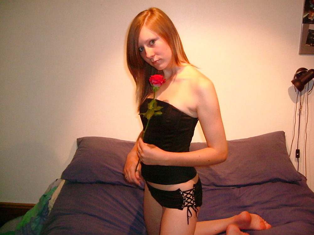 Rossa con tette vivaci e una rosa - n. c. 
 #16997916