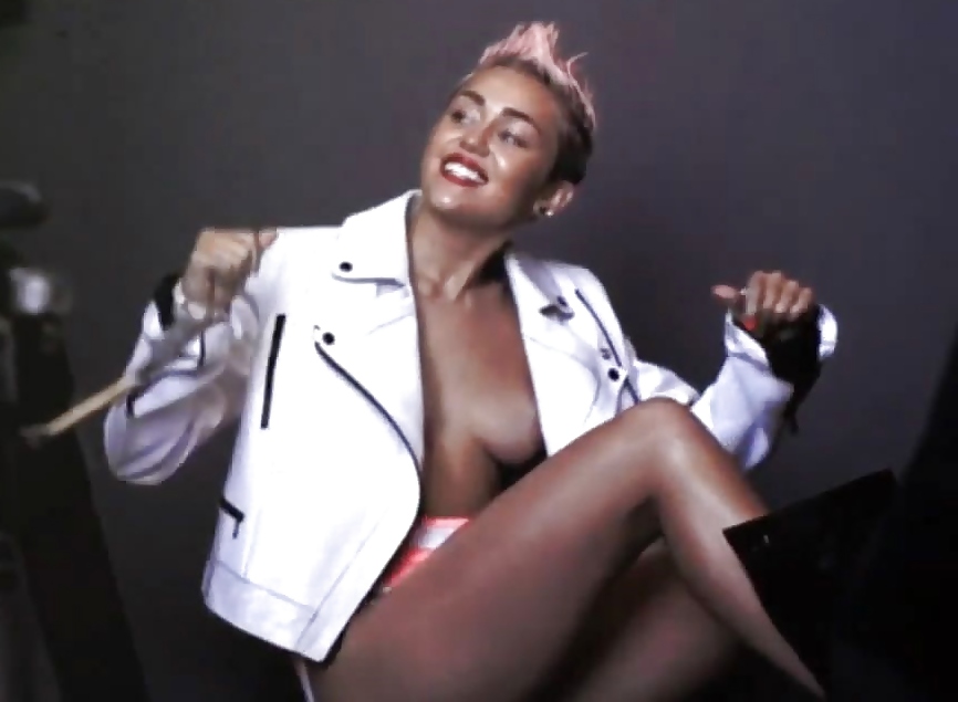 Miley cyrus - v magazine 2013
 #19793649