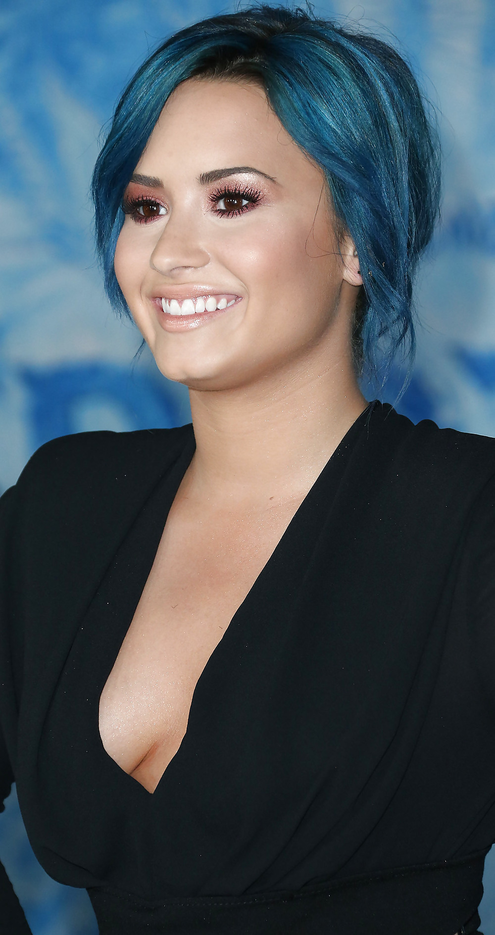 Demi Lovato Mit Blauen Haaren Und Business-Stil #22180166