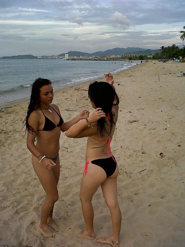 Amigas maria y violeta en la playa
 #21730039